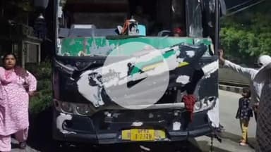 इटावा: सदर तहसील के आईटीआई चौराहे पर दो प्राइवेट स्लीपर बसों के टकराने से हुई क्षति, यात्री बाल-बाल बचे