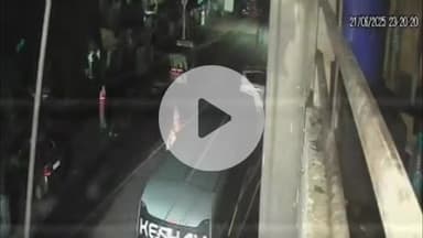 लाडपुरा: तीनबत्ती चोराहे निकट टीपर का गेट खुलने से मोटरसाइकिल टकराने पर गिरा सामान, बाइक ने रौंदा