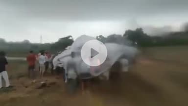 मध्य प्रदेश: दतिया के मुरया गांव में बारिश के बीच तिरपाल के नीचे हुआ अंतिम संस्कार, खुली व्यवस्था की पोल