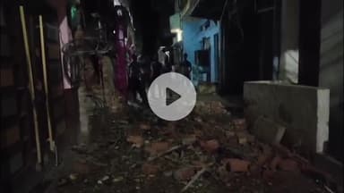 मिर्ज़ापुर: कटरा कोतवाली के साहिबा नगर में दिनभर की बारिश से विशाल पुराना पीपल का पेड़ गिरा, चार मकान हुए क्षतिग्रस्त व एक घायल