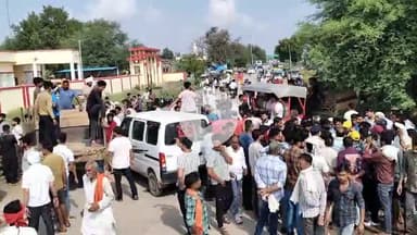 पोरसा: जवान को सम्मान न मिलने पर गुस्साए परिजनों ने तहसील पचपेड़ा चौराहे पर किया चक्का जाम, ड्यूटी के दौरान हुई थी मौत