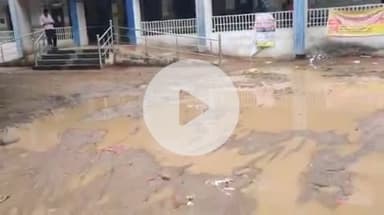 बाबई: माखन नगर सामुदायिक स्वास्थ्य केंद्र के मुख्य द्वार पर गंदगी और कीचड़