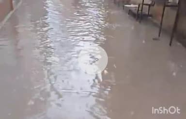 उरई: एट नगर पंचायत के वार्ड नंबर 9 में बाहरी बारिश के बाद बना तालाब, जल भराव से निवासियों को हो रही परेशानी