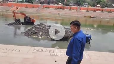 जौनपुर : डीएम ने विसर्जन घाट पहुंचकर गोमती नदी में सिल्ट सफाई कार्य का किया औचक निरीक्षण, दिए आवश्यक दिशा निर्देश।