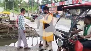 झाझा: विधवा, वृद्धा और दिव्यांग पेंशन बढ़ने की घोषणा पर पेंशनधारियों ने झाझा रेलवे स्टेशन चौक पर मनाया जश्न, बांटी मिठाई