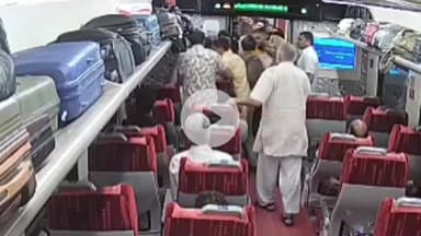 झांसी: झांसी स्टेशन पर वंदे भारत एक्सप्रेस में मारपीट के मामले में घटना का सीसीटीवी वीडियो आया सामने