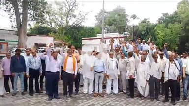 इटावा: उत्तर प्रदेश राजकीय सिविल पेंशनर्स परिषद ने कचहरी प्रांगण में प्रदर्शन करते हुए जिला अधिकारी को ज्ञापन सौंपा