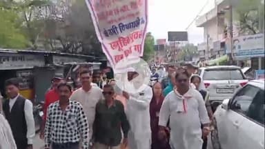 झांसी: कचहरी चौराहे के पास बुंदेलखंड निर्माण मोर्च ने मध्य प्रदेश के 36 विधायकों का फूंका पुतला