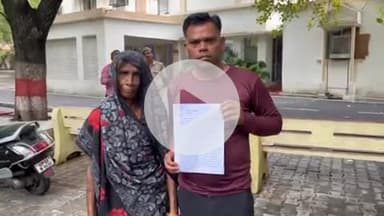 झांसी: खिरकपट्टी कुशवाहा मोहल्ला की मां ने बड़े बेटे और लड़कियों पर धोखे से जमीन अपने नाम कराने का आरोप लगाकर कमिश्नर से न्याय की गुहार लगाई