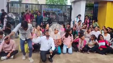 खरगौन: फीस वृद्धि के खिलाफ छात्रों का उग्र प्रदर्शन: खरगोन की टंट्या मामा यूनिवर्सिटी में 7 से 8 गुना बढ़ोतरी से मचा बवाल