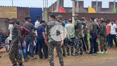 पीरटांड: खुखरा में ज़मीन विवाद के कारण स्कूल गेट पर लोगों ने दिया धरना, बच्चे लौटे बैरंग