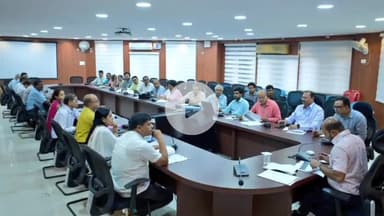 कोडरमा: समाहरणालय में उपायुक्त ने विभिन्न विभागों की मासिक समीक्षा बैठक में कई दिशा निर्देश दिए