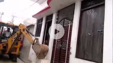 नौगावां सादात: नई बस्ती में नगर पंचायत ने चलाया अतिक्रमण हटाओ अभियान, लोगों की नगर पंचायत की टीम के साथ हुई नोकझोंक