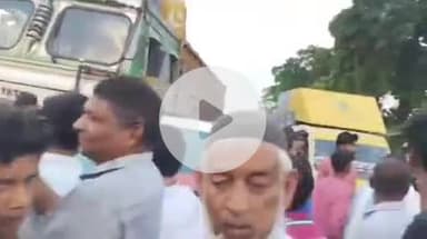 पूर्णिया पूर्व: डगरूआ में कार चालक ने ओवरटेक करते समय टोटो को बचाने के दौरान ट्रक से टकराई, कोई हताहत नहीं