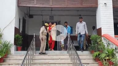 रामपुर: घाटमपुर गांव की एक नेत्रहीन दिव्यांग महिला ने अपने दिव्यांग पति के साथ आवास मांगने के लिए डीएम ऑफिस पहुंची