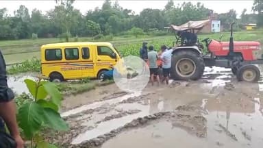 देेेवरिया: गौरीबाजार में स्कूल वैन हादसे से मचा हड़कंप, तेज रफ्तार वैन खेत में जा घुसी, बड़ा हादसा टला