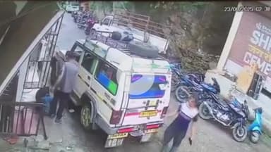 घाट: नंदानगर में सीएचसी गेट के पास टला बड़ा हादसा, पहाड़ी से वाहन के ऊपर गिरा बोल्डर, वीडियो सीसीटीवी में कैद हुआ