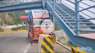 कंडाघाट: वाकनाघाट के पास फुटओवर ब्रिज के पोल से टकराया ट्रक, नहीं हुआ कोई जानी नुकसान, पुलिस कर रही मामले की जांच