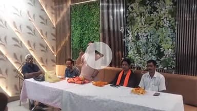 पूरनपुर: नगर के होटल में विश्व हिंदू परिषद ने की बैठक, सोशल मीडिया प्रमुख ने कहा- छोटी सी अफवाह विनाश का कारण बन सकती है