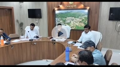 बूंदी: कलेक्ट्रेट सभागार में बिजली, पानी और मौसमी बीमारियों से संबंधित समस्याओं को लेकर आयोजित हुई साप्ताहिक समीक्षा बैठक