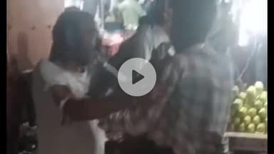 बरेली: थाना बारादरी क्षेत्र के संजय नगर में शराब के नशे में दो लोगों के बीच जमकर हुई मारपीट का वीडियो हुआ वायरल