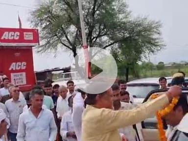 निवाई: NH-52 पर गांव गुंसी के पास कोटा-बारां जाते समय कांग्रेस प्रदेशाध्यक्ष व नेता प्रतिपक्ष का कार्यकर्ताओं ने किया स्वागत