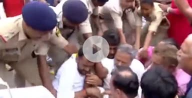 पटना ग्रामीण: मंत्री मंगल पांडे के आवास का घेराव करने पहुंचे जन सुराज के नेताओं को पुलिस ने जीप में बैठाया