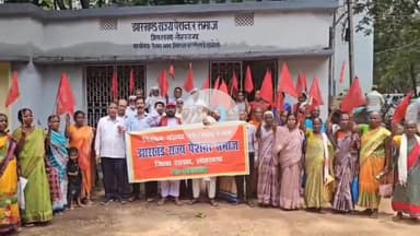 लोहरदगा: पेंशनर भवन में पेंशनरों ने केंद्र सरकार के पेंशन असमानता निर्णय के खिलाफ उठाई आवाज, डीसी को सौंपा ज्ञापन