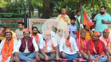 कहरा: अंबेडकर चौक के पास भाजपा नेताओं ने लालू प्रसाद यादव के खिलाफ किया धरना प्रदर्शन