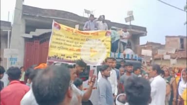 कुटुंबा: मुखिया द्वारा महिला की पिटाई मामले को लेकर भड़के ग्रामीणों ने निकाला आक्रोश मार्च, फूंका मुखिया का पुतला