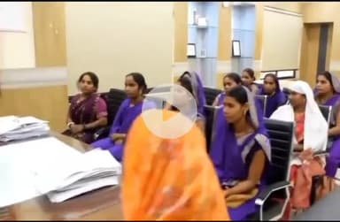 सिंगरौली: सिंगरौली की दीदियां बनीं लखपति, अब करोड़पति बनने की चाह, कलेक्टर ने किया संवाद