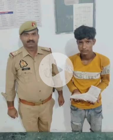 उरई: एट थाना पुलिस ने ₹25 हजार के इनामी अभियुक्त को किया गिरफ्तार, एक तमंचा और जिंदा कारतूस बरामद