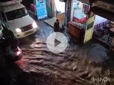 बरेली: भारी बरसात के बाद बारादरी थाना क्षेत्र के काकड़ टोला पुलिस चौकी के पास हुआ जलभराव
