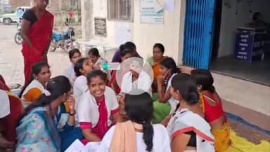 बगोदर: बगोदर ट्रामा सेंटर परिसर में आउटसोर्सिंग स्वास्थ्य कर्मियों का सात सूत्री मांगों को लेकर प्रदर्शन