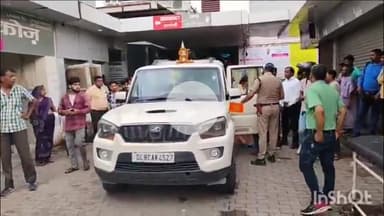 बरेली: विश्व हिंदू परिषद की नेत्री साध्वी प्राची के गनर पर जानलेवा हमला, बरेली के निजी अस्पताल में भर्ती