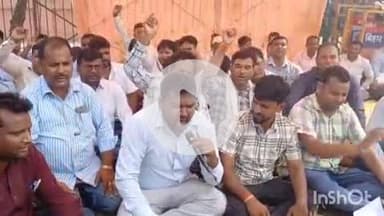 गोपालगंज: शहर के आंबेडकर चौक पर ग्रामीण आवास सहायक संघ के सदस्यों ने 16 सूत्रीय मांगों को लेकर किया धरना प्रदर्शन