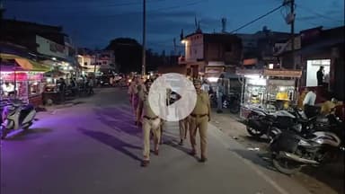 मंझनपुर: एएसपी की अगुवाई में पैदल गश्त, करारी की सड़कों पर पुलिस का कड़ा पहरा दिखा