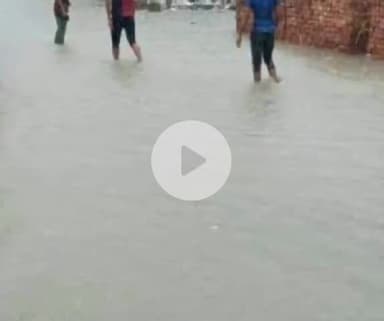 इचाक: घरों में पानी भरने से लोगों को हो रही परेशानी