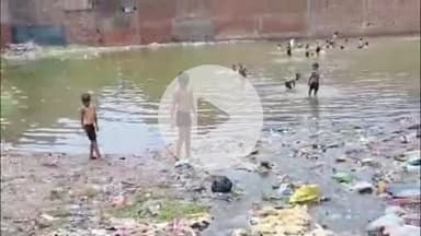 फिरोज़ाबाद: नूर नगर कोहिनूर रोड इलाके में नाला टूटने से खाली प्लॉट में भरा पानी, बच्चे गंदे पानी में नहाते नजर आए