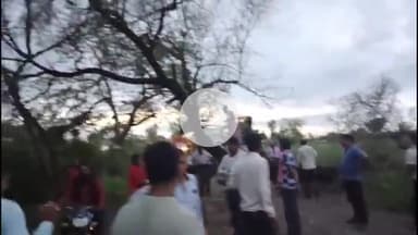 खालवा: जोगीबेड़ा में रास्ते पर पेड़ गिरने से लोग बाल-बाल बचे