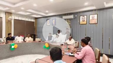 बीसलपुर: विद्युत कटौती को लेकर गंभीर दिखे राज्य मंत्री संजय सिंह गंगवार, गांधी सभागार में की समीक्षा बैठक