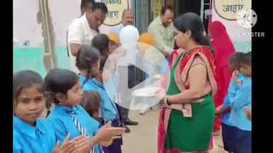 बक्सर: गर्मी की छुट्टियों के बाद खुले सरकारी विद्यालय, उत्सवी माहौल में बच्चों का तिलक लगाकर स्वागत