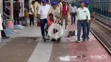 मुंगेर: मुंगेर सेवा मंच ने दिव्यांग यात्रियों के लिए जमालपुर रेलवे स्टेशन पर 2 व्हीलचेयर समर्पित की