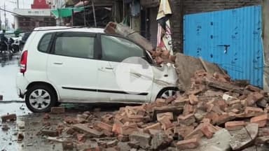 बीना: स्टेशन रोड शिव वार्ड में बारिश के चलते गिरी जर्जर मकान की दीवार, 4 पहिया वाहन हुआ क्षतिग्रस्त