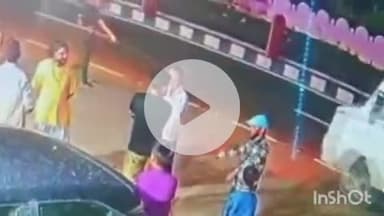 दौसा: दौसा के दूध डेयरी के पास गैस ट्रेलर ने बस को मारी टक्कर, टक्कर से 8 वाहन हुए क्षतिग्रस्त, वीडियो वायरल