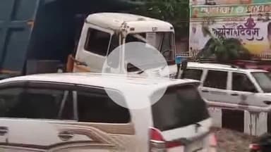 देेेवरिया: देवरिया शहर के सुभाष चौक पर बालू से भरा ट्रक बेकाबू होकर डिवाइडर से टकराया, लोग बाल-बाल बचे