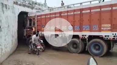 मारवाड़ जंक्शन: मारवाड़ जंक्शन बायपास रोड पर रेलवे अंडर ब्रिज में फंसा ओवरलोडिंग ट्रक, सड़क दोनों तरफ लगा जाम