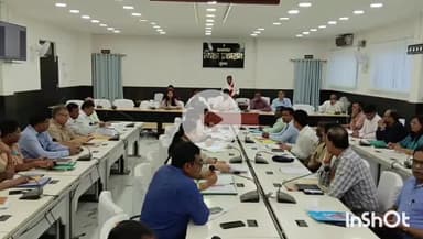 मुंगेर: संग्रहालय सभागार में जिलाधिकारी अरविन्द कुमार ने विभिन्न विभागों के साथ साप्ताहिक समीक्षा बैठक की