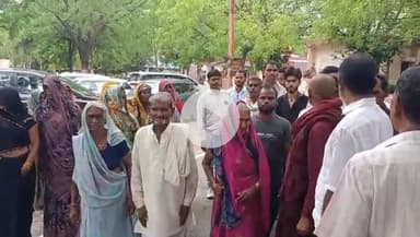 उरई: अलाईपुरा गांव की निवासी महिला ने पति की हत्या को लेकर गांव के लोगों के साथ मिलकर उरई जिलाधिकारी को दिया शिकायती पत्र