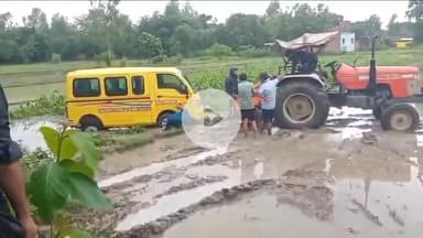 देवरिया,गौरीबाजार में अनियंत्रित स्कूली वैन खेत में उतरी